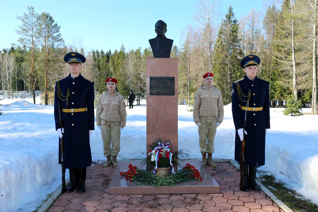 Сегодня, в День космонавтики, в Мирном прошел праздничный митинг.